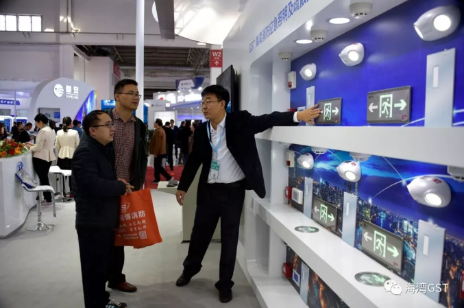 海灣消防工作人員向參觀者介紹系統(tǒng)情況，交流技術(shù)問題