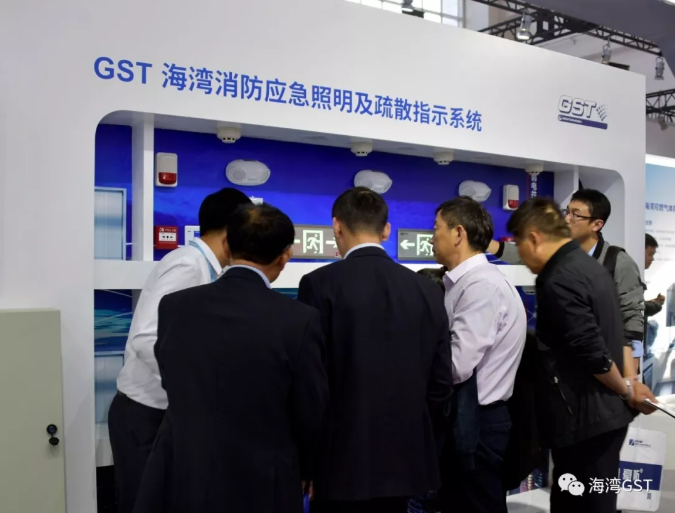 海灣消防展位前吸引了眾多的參觀者